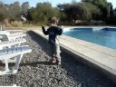 Joaquin Rea y su musical junto a la piscina