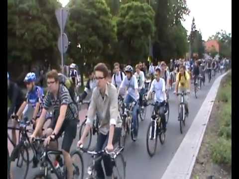 Przejazd 500 zielonogórskich rowerzystów głównymi ulicami miasta. Masa Krytyczna została zorganizowana przez Stowarzyszenie "Rowerem do Przodu".