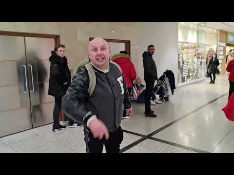 Polak robi kompletny wstyd w galerii w UK