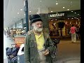 un caine care se scarpina..Made in germnaia in fatza la KARSTADT-
