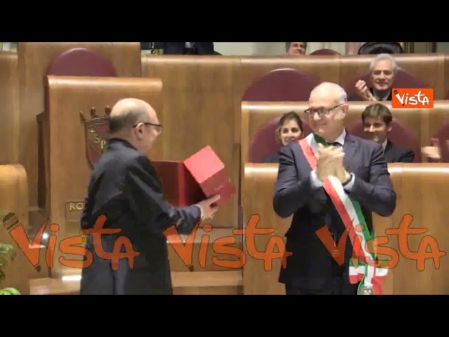 Carlo Verdone riceve la Lupa Capitolina dopo la giornata da Sindaco di Roma