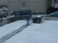 Frank quitando la nieve del camino.