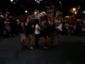giovane fa' un salto mortale sopra 5 persone messe in fila