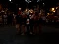 giovane fa' un salto mortale sopra 5 persone messe in fila