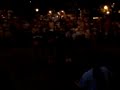 giovane fa' un salto mortale sopra 5 persone messe in fila