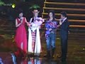 this is a video of pu ba jia singing in shanghai on new year's eve.