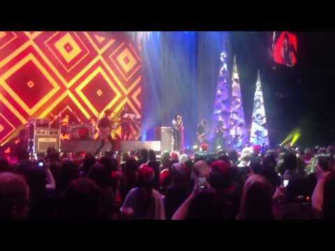 Carly Rae Jepsen - This Kiss (Live at Much Music Jingle Ball 2012)