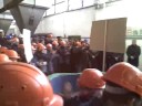 Как начинается отопительный сезон. Мэр Днепродзержинска приехал на ДДТЭЦ и раздает обещания рабочим о выплате денег.