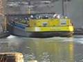 Binnenschiff fährt in Schleuse ein