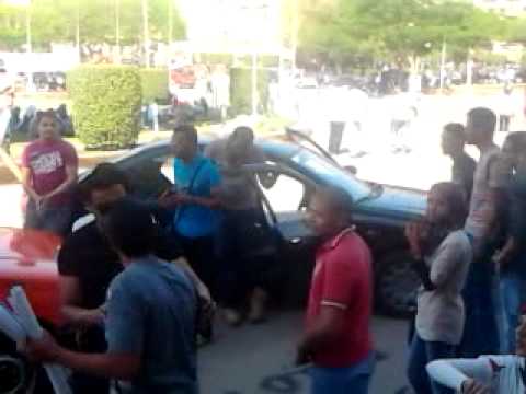 أمن عين شمس يمنع سيارة لطلاب تشغل أغاني الألتراس