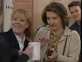 mar�a garral�n web oficial
http://www.mariagarralon.es

----

tanja y su familia solucionan su problema con la justicia espa�ola y obtienen el permiso de residencia. profesorado y alumnos del azcona buscan la mejor manera de ayudarles y organizan una recolecta. al mismo tiempo, los profesores est�n dispuestos a hacer una jornada de paro como protesta por la agresi�n que sufre f�lix por parte del padre de mercedes. un incidente que comenz� cuando el profesor reprime de manera desproporcionada a mercedes por llegar tarde a su clase. pese a que no aprueba la actuaci�n del padre de la alumna, f�lix reconoce que no actu� bien. al final, mercedes y f�lix hablan y se piden disculpas mutuamente.

luismi propone a sus amigos participar en un juego de rol. c�sar les anima a aceptar, pues creen que le deben una despu�s de tenerle tan desatendido. poco a poco se involucran m�s en el juego cuando comienzan a protagonizar destrozos y persecuciones en un centro comercial. quimi ense�a a sus amigos unas pistolas de pintura que ha robado en el centro comercial y deciden organizar equipos para jugar a las guerras en el desguace. all�, quimi trata de convencer a valle para que vuelva con �l, pero de nuevo le rechaza porque est� saliendo con alex. 

ana est� estudiando pedagog�a y debe dar unas pr�cticas de metodolog�a interdisciplinar en el azcona. alfredo resulta ser un supervisor muy exigente, lo que provoca m�s de una discusi�n entre la pareja.
al tiempo, luis, lolo y bego cogen la varicela. el hecho de que ni alfredo ni f�lix la hayan pasado hace que bego se aloje unos d�as con roc�o. luis la maltrata psicol�gicamente, lo que provoca que bego desee marcharse. al final descubre que todo es una broma de lolo y su padre, y se niega a volver a casa cuando alfredo va a buscarla.