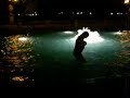 ragazza coraggiosa e acrobati acquatici ragazza coraggiosa e acrobati acquatici