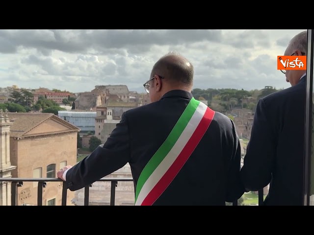 Verdone "sindaco per un giorno" lancia baci da balcone Campidoglio
