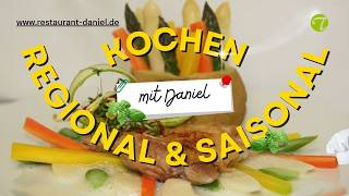 Knuspriges H&auml;hnchensteak mit Spargelragout und bunten M&ouml;hren gef&uuml;llter Kartoffel