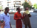 peatón bonzo en la calle como en tu casa