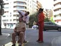 peatón bonzo en la calle como en tu casa