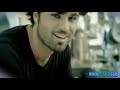 www.hitara.com 'Emir'in 'Eline Düştüm' isimli şarkısına çekilen bu klip hiç de fena değil. Tarkan, sesi ve fiziğiyle tıpatıp kopyası olan Emire albüm yaptı. İsmini de Ben Sen Olamam koydu! Tarkan patronluğa soyundu, ilk eseri de kendi benzeri oldu! Megastarın yapım şirketi HİTT Müzikin çatısı altında albüm yapan Emir, hem sesi, hem de minyon fiziğiyle Tarkanın kopyası gibi. Marmara Üniversitesi İletişim Fakültesinde okuyan Emir, bugüne kadar menajer asistanlığı yapmış. Albüm çıkarma hayali ise Tarkanla gerçekleşmiş. Son dönemde yıldızı parlayan sanatçılar kervanında ön sıraları kaptırmayan Emir son yapımı Eline Düştüm,ü nihayet kliplendirdi. Sözleri Yıldız Tilbe ye ait şarkı bayaa hoş olmuş müzik camiasında ilk Ben Sen Olamam albümü ile adını duyuran ve Tarkan ile benzerliği ön plana çıksa da Emir iyi yolda. Emir Eline Düştüm Şarkı sözleri Ne korkuyorsun aşık olmaktan mı söyle Aşk seni bulunca kaçar mısın böyle Ne korkuyorsun aşık olmaktan mı söyle Aşk seni bulunca kaçarmısın böyle Gezip dolaşrken keyfin yerindeyken Hiç düşüncen yok herşey yolundayken A gülüm ne oldu Ne korkuyorsun aşık olmaktan mı söyle Aşk seni bulunca kaçarmısın böyle Ne korkuyorsun aşık olmaktan mı söyle Aşk seni bulunca kaçarmısın böyle ---Emir,Eline Düştüm,Emir Eline Düştüm,Emir klip,Eline Düştüm klip,Emir Eline Düştüm klip--- ---klip,FULL HD,2009,hitara's cut,video klip,vidyo klip,hd klip,hd clip,2009 klip,şarkı klip---