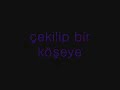nilüfer - ağlıyorum yine (1972)
şarkı sözleri:
elimde bir eski resmin
karşımda son mektubun var
şarkılarda senin ismin
etrafımda yabancılar
ağlıyorum yine gündüz gece
son bir kere göremedim seni diye
çekilip bir köşeye ağlıyorum yine

ölüm bile daha kolay
senden ayrı yaşamaktan
bu sokaklar bu karanlık
seni bana hatırlatan

ağlıyorum yine gündüz gece
son bir kere göremedim seni diye
çekilip bir köşeye ağlıyorum yine

elimde bir eski resmin
karşımda son mektubun var
şarkılarda senin ismin
etrafımda yabancılar

ağlıyorum yine gündüz gece
son bir kere göremedim seni diye
çekilip bir köşeye ağlıyorum yine
ağlıyorum yine