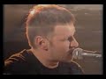 enregistr� le 12 octobre 2007 � geispolsheim.

somewhere
paroles et musique : vincent eckert

donne moi juste une semaine
pour desserer la gorge
que je m'enivre � l'oxyg�ne
que je perde le nord (x2)

des nuits moites ou je m'eveille
dans les bruits de forge
qu'on frappe � perdre haleine
jusqu'aux aurores
jusqu'a la mort

and it's time now to sail somewhere
where the wind always blows
where the clouds always run
where the sea whispering

j'ai si mal parfois
� me jeter contre les murs
� entendre des milliers de voix
hurler leurs blessures
frapper leurs armures

et j'attends alors de voir
de longues landes de brume
de vastes tourbi�res d'espoir
aux relans d'ecume (x2)

and it's time now to sail somewhere
where the wind always blows
where the clouds always run
where the sea whispering

je resterai alors plant�
comme un pieu dans le sol
regardant les pierres lev�es
et la mer qui monte......

and it's time now to sail somewhe
where the wind always blows
where the clouds always run
where the sea whispering