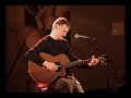 enregistr� le 12 octobre 2007 � geispolsheim.

somewhere
paroles et musique : vincent eckert

donne moi juste une semaine
pour desserer la gorge
que je m'enivre � l'oxyg�ne
que je perde le nord (x2)

des nuits moites ou je m'eveille
dans les bruits de forge
qu'on frappe � perdre haleine
jusqu'aux aurores
jusqu'a la mort

and it's time now to sail somewhere
where the wind always blows
where the clouds always run
where the sea whispering

j'ai si mal parfois
� me jeter contre les murs
� entendre des milliers de voix
hurler leurs blessures
frapper leurs armures

et j'attends alors de voir
de longues landes de brume
de vastes tourbi�res d'espoir
aux relans d'ecume (x2)

and it's time now to sail somewhere
where the wind always blows
where the clouds always run
where the sea whispering

je resterai alors plant�
comme un pieu dans le sol
regardant les pierres lev�es
et la mer qui monte......

and it's time now to sail somewhe
where the wind always blows
where the clouds always run
where the sea whispering