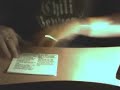 Bierflasche mit einem Blatt Papier �ffnen