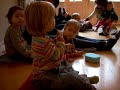 Mirte doet actief mee met de liedjes Mirte doet actief mee met de liedjes