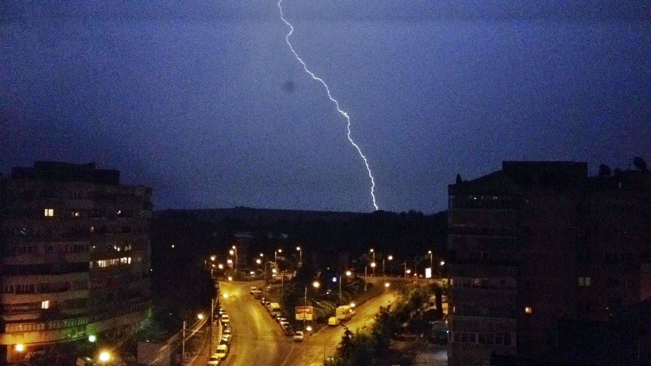 Furtună cu fulgere la Suceava Furtună cu fulgere la Suceava
