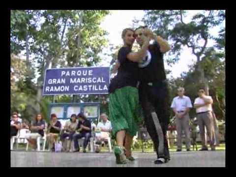 Si quieres aprender a bailar tango, puedes hacerlo gratis en Miraflores