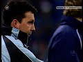 FC Schalke 04 - Hansa Rostock0:1 (0:0)Sa 22.11.2003, 15:30 Uhr, Arena auf Schalke, GelsenkirchenBundesliga 2003/2004, 13. Spieltag61.300 Zuschauer - Schiedsrichter: Markus Schmidt (Stuttgart)Tore: 0:1       Razundara Tjikuzu  53.  (Linksschuss, di Salvo) Trainer: Jupp Heynckes   Trainer: Juri Schlünz_______________________________________...und sie tasteten sich in den ersten Minuten ab. Ja, es ging sehr behutsam los in der wieder bis an den Rand gefüllten Arena AufSchalke. Rostock machte es dem Schalker Angriff aber auch gleich sehr schwer. Sand, Asamoah und Agali, sowieso seit Wochen weit unter ihrer Bestform kickend, wurden eng markiert und kamen entweder gar nicht an den Ball, oder sie rannten sich fest. So hatte Hansa durch einen Schultz-Freistoß, der jedoch knapp über die Latte strich, die erste Torchance (11.). Bei Schalke dauerte es bis zur 25. Minute, ehe ein Asamoah-Kopfball, der einen Meter neben dem linken Pfosten gegen die Werbebande prallte, erstes Raunen unter den über 60.000 auslöste. Damit war aber auch ein S04-Powerplay angeschoben, was bis zum Pausenpfiff anhielt. Die Mecklenburger mussten ihre ganze Abwehrkunst aufbieten, um diese Phase schadlos zu überstehen. Vor allem Agali und Trojan hatten mehr als eine Einschussmöglichkeit, doch die Sturmmisere der Schalker hielt an.Ein Rostocker Konter, acht Minuten nach der Pause, sollte die Partie entscheiden. Tjikuzu, aus Namibia nach einem Länderspieleinsatz verspätet zurückgekehrt und gerügt, brach über halbrechts in den Schalker Strafraum ein und spitzelte das Leder gekonnt an seinem ehemaligen Bremer Kollegen Rost vorbei ins Netz. Einfallslos versuchten die Hausherren der Allwetter-Event-Halle von Gelsenkirchen mit heftigen Gegenangriffen den Ausgleich zu erzwingen. Außer einem Trojan-Lattenknaller (60.), ein Zufallsprodukt, und dem viel zu schwachen, im Ansatz aber schönen Sand-Schüsschen (77.) hatten die Heynckes-Kicker vor allem viel Stückwerk, Leerlauf und Harmlosigkeit zu bieten. Hansa verteidigte zudem geschickt, konterte punktuell gefährlich und gewann etwas glücklich, aber nicht unverdient.