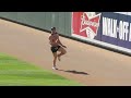 Al parecer, las estrellas del partido de béisbol entre los Orioles de Baltimore y los Minnesota Twins no fueron sus jugadores. Un personaje, un poco ridículo, acaparó las miradas, cientos de risas y pifias de los asistentes cuando hizo su ingreso al campo de juego vestido con un pequeño short negro, una capa, una gorra y lentes oscuros. Este hombre, empezó a correr por la cancha saludando al público y luego tuvo que huir de unos siete policías que, al final, lograron acorralarlo y echarlo al suelo. El resultado del partido fue 4-2, con victoria de los Orioles. Sin embargo, el misterioso hombre de capa oscura se llevó el puntaje más alto por su intervención de menos de dos minutos.
