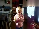 3-åring sjunger Bä Bä Vita Lamm