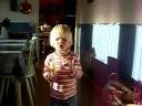 3-åring sjunger Bä Bä Vita Lamm