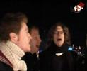 duncan townsend & the drunken townsmen - paint it like a picture
balconytv.de 24/12/2007
pr�sentiert von lars kaumann und johanna leuschen
gefilmt von evelyn b�hm
freunde des balkons, wir w�nschen frohe weihnachten! und aus gegebenen anlass auch merry christmas, denn wir haben f�r unsere ganz besondere weihnachtsshow ganz besondere g�ste, n�mlich duncan townsend and the drunken townsmen eingeladen, die f�r uns ein wundersch�nes a capella lied singen - zum unterm weihnachtsbaum legen. duncan ist bekanntlicherweise englischer abstammung und stiftet charmant verwirrung in heutigem clip: der weihnachtsengel johanna versteht den extra f�r engel bestimmten kommentar nicht und fragt dann auch noch ganz unengelich 