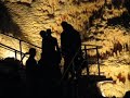 ensemble cantar lontano e marco mencoboni eseguono la messa in illo tempore nella grande grotta del vento a frasassi.