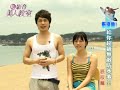 今天FG帶著大家來到金山海邊，做一個適合水上活動的彩妝教學，從底妝開始，我們該注意些什麼？就請Sun來為大家說分明吧！從事戶外活動，我們一定要注意防曬工作！我們要怎麼知道我們買的防曬產品是不是有耐汗、抗水的效果，就跟著老師一起做這樣的測試吧！TEST》》妳的防曬產品，防水嗎？               取少量防曬產品  倒入水中作測試       將防曬產品倒入水中，然後搖晃容器，       如果是有防水效果的防曬產品，       就會在水中呈現粒狀；       如果沒有防水效果，防曬產品就會融入水中，       讓所有的液體呈現牛奶色！● 無敵防水底妝      五官較突出的部份 需加強塗抹防曬      像鼻頭、下巴、臉頰與顴骨位置，      因為皮膚較薄、較脆弱，      所以一定要加強防護，塗上厚一點的防曬產品，      才可以有效防止肌膚曬傷、脫皮！TEST》》粉底一定也要防水喔！                  玩水妝的粉底產品，一定也要有防水的特性唷！● 無敵防水底妝      挑選粉底顏色需要跟身體膚色相同      玩水時，我們一定會穿得比較少，      相對的，裸露的部位會比較多，      在粉底顏色的挑選上，就要綜合身體的膚色，      去挑選出一個介於中間值的顏色，      才不會變成臉一個色、脖子一個色、手跟腳又是一個色！● 無敵防水底妝      使用膏狀腮紅 增加紅潤好氣色      底妝完成後，為了讓我們外出遊玩、戲水時，      仍然能表現出好氣色，      特地選用了膏狀的腮紅產品，      來為我們的氣色加加分！      膏狀的腮紅使用的程序是在粉底之後、定妝之前，      同樣具有持久、防水性！● 無敵防水底妝      輕輕刷上蜜粉 完成定妝動作      用蜜粉刷沾取適量蜜粉後，      輕輕刷拭過全臉，      多餘的蜜粉也可以再次透過刷拭的動作，將其掃除！特別叮嚀：從事戶外活動，一定不可以遺漏了防曬的動作，              防曬產品的使用，份量一定要足夠，              千萬不要覺得有擦就好了，否則根本無法達到防曬作用！              另外，除了臉部，只要是曝露在陽光底下的肌膚，              通通都要擦拭防曬產品喔！