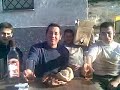 Aquí tenéis al Manuel cantando su canción desde que tenía 5 años. Lo mejor es la compañía que se ve....