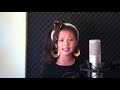 12-letá Jasmine Clarke zpívá  