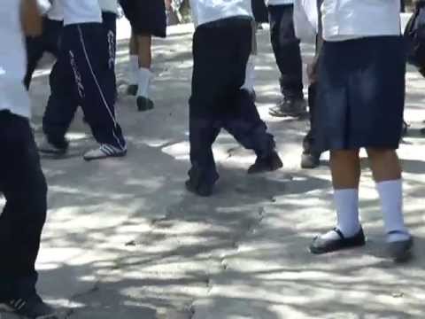 Ataque contra alumno frente a su centro escolar.