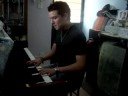 camy tocando el piano