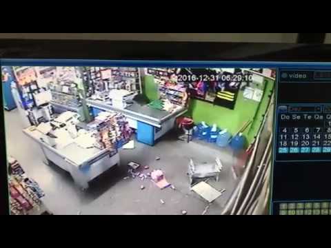 Câmera de segurança flagra assalto em supermercado, em Mineiros (GO)