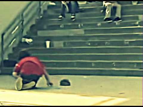 Grandissimo salto con caduta da skate Grandissimo salto con caduta da skate