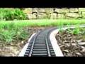Fahrt mit dem Videowagen mit Filmkamera über die Gartenbahn