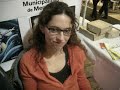 Es el tercer día en la feria del libro, en la sección 