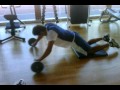 Abdominales con barra en movimiento