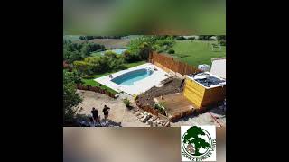 Aménagement piscine terrasse bois carrelage sur plots gazon synthétique