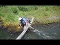 Maestro del balance resbala cruzando el río