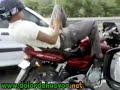 Conduce una moto tumbado