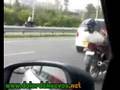 Conduce una moto tumbado