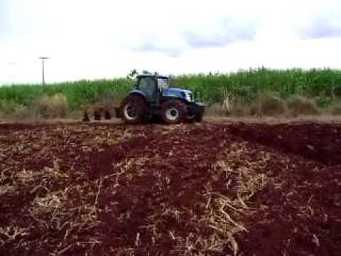 T7060 - Trator New Holland T7060 cabinado 6 cilindro turbo intercooler com sistema camon rail potencia de 223cv, trabalhando com arado tatu de 5 aiveca revesível.