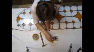 Toly haciendo una vidriera emplomada